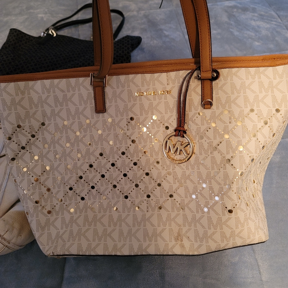 Purses - Picture 2 of 5